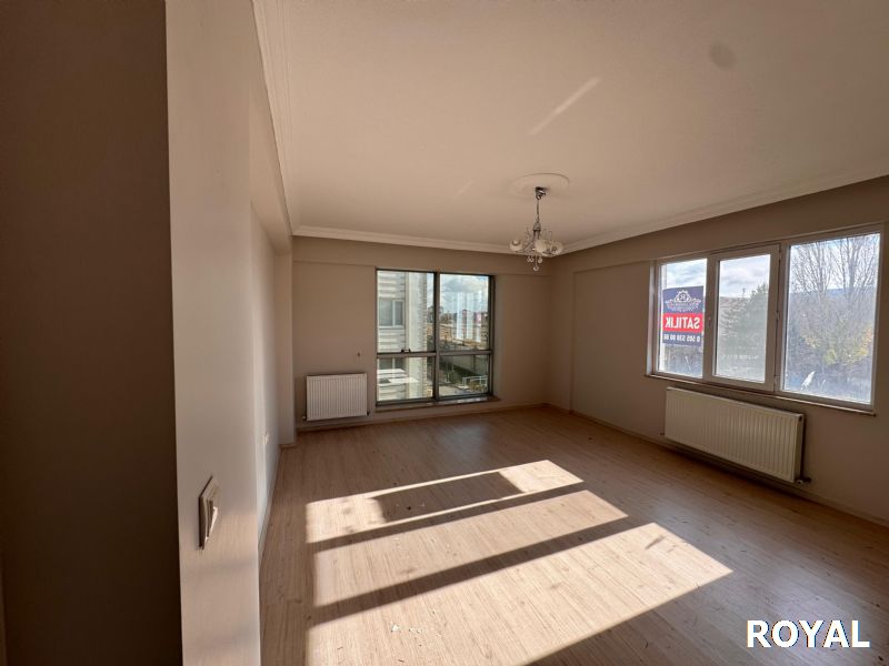 ROYAL'DEN YEMENOĞLUNDA 3 CEPHELİ, CAM BALKONLU, ARAKAT 3+1 LÜKS DAİRE